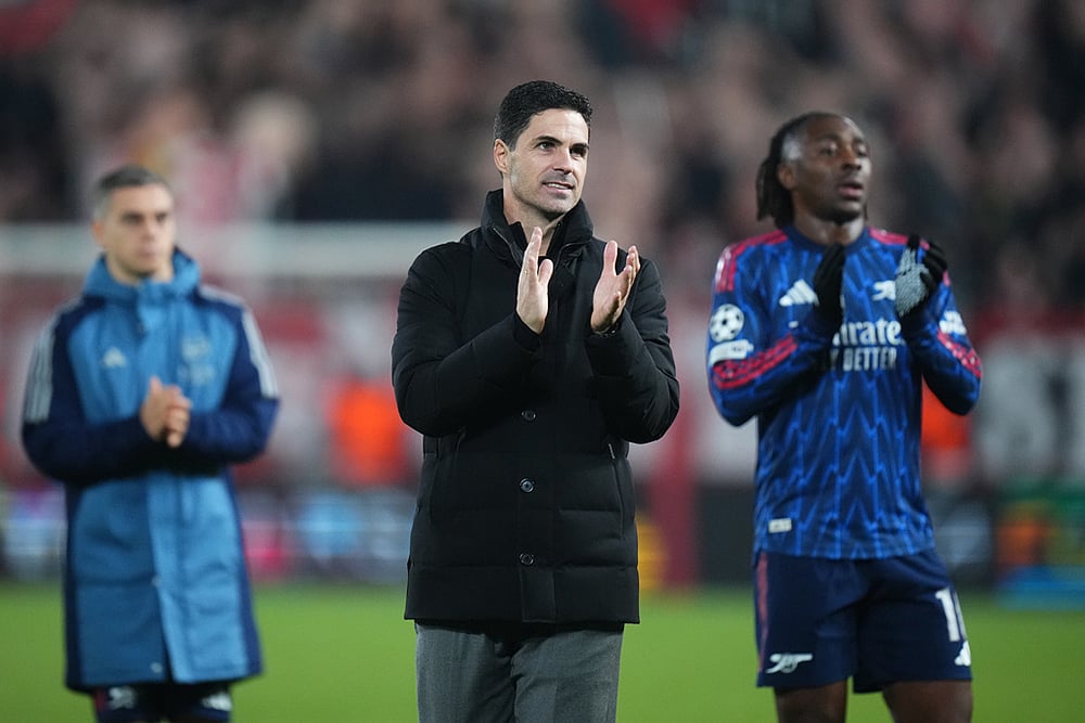 Arsenal's manager Mikel Arteta applauds fans at the end of the Champions League opening phase soccer match between Slavia Prague and Arsenal in Prague, Czech Republic. - | Photo: AP/Petr David Josek