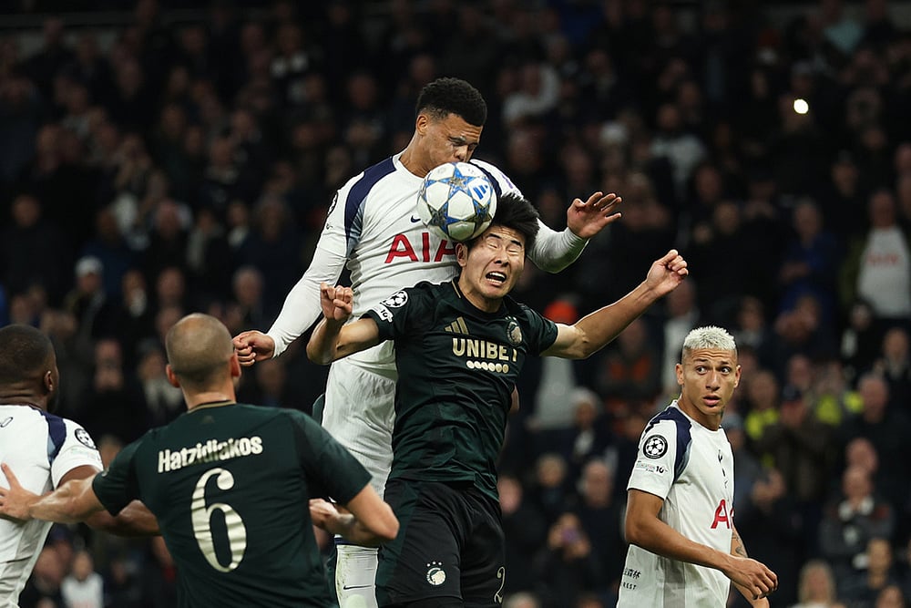 | Photo: AP/Ian Walton : Tottenham's Dane Scarlett, top, duels for the ball with Copenhagen's Junnosuke Suzuki during the Champions League opening phase soccer match between Tottenham and Copenhagen, in London, England.