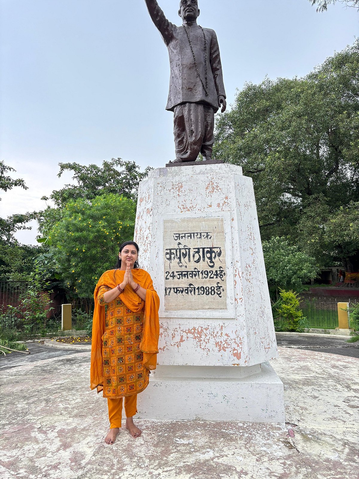 Jagriti Thakur standing next to a statue of her grandfather, former Chief Minister of Bihar Karpoori Thakur populary known as 'Jan Nayak'' - Facebook