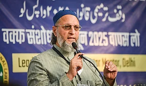 IMAGO/Hindustan Times : All India Majlis-e-Ittehadul Muslimeen (AIMIM) party chief Asaduddin Owaisi addresses a gathering as members of the All India Muslim Personal Law Board (AIMPLB), along with various minority organisations, take part in a protest against the Waqf Amendment Bill, at Jantar Mantar, on October 11, 2025 in New Delhi, India.