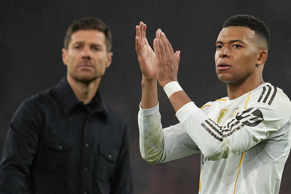 Real Madrid's head coach Xabi Alonso and Kylian Mbappe walk off the oitch after the Champions League soccer match between Liverpool and Real Madrid in Liverpool, England. - | Photo: AP/Jon Super