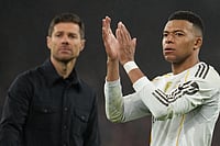 Liverpool 1-0 Real Madrid, Champions League: RMA Lose Again At Anfield | Photo: AP/Jon Super : Real Madrid's head coach Xabi Alonso and Kylian Mbappe walk off the oitch after the Champions League soccer match between Liverpool and Real Madrid in Liverpool, England.
