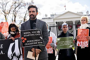 IMAGO/Newscom World : Ceasefire Hunger Strike UNITED STATES - NOVEMBER 27: New York State Rep. Zohran Mamdani (D), speaks during a news conference outside the White House to announce a hunger strike to demand that President Joe Biden call for a permanent ceasefire and no military aid to Israel, on Monday, November 27, 2023.