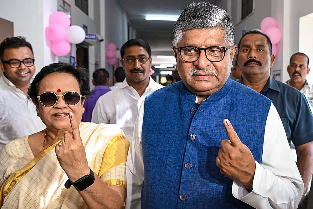 Bihar Phase 1 Polling- BJP MP Ravi Shankar Prasad and his wife cast their vote 