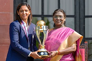 | Photo: PTI/Salman Ali : President Droupadi Murmu with women's cricket team captain Harmanpreet Kaur during a meeting following the team's victory in the ODI World Cup, at Rashtrapati Bhavan, in New Delhi.