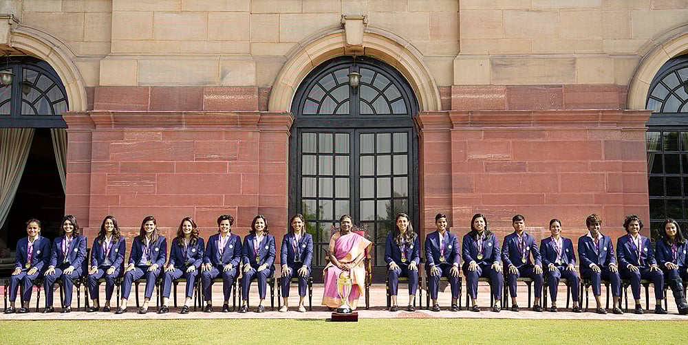 President Droupadi Murmu with womens cricket team