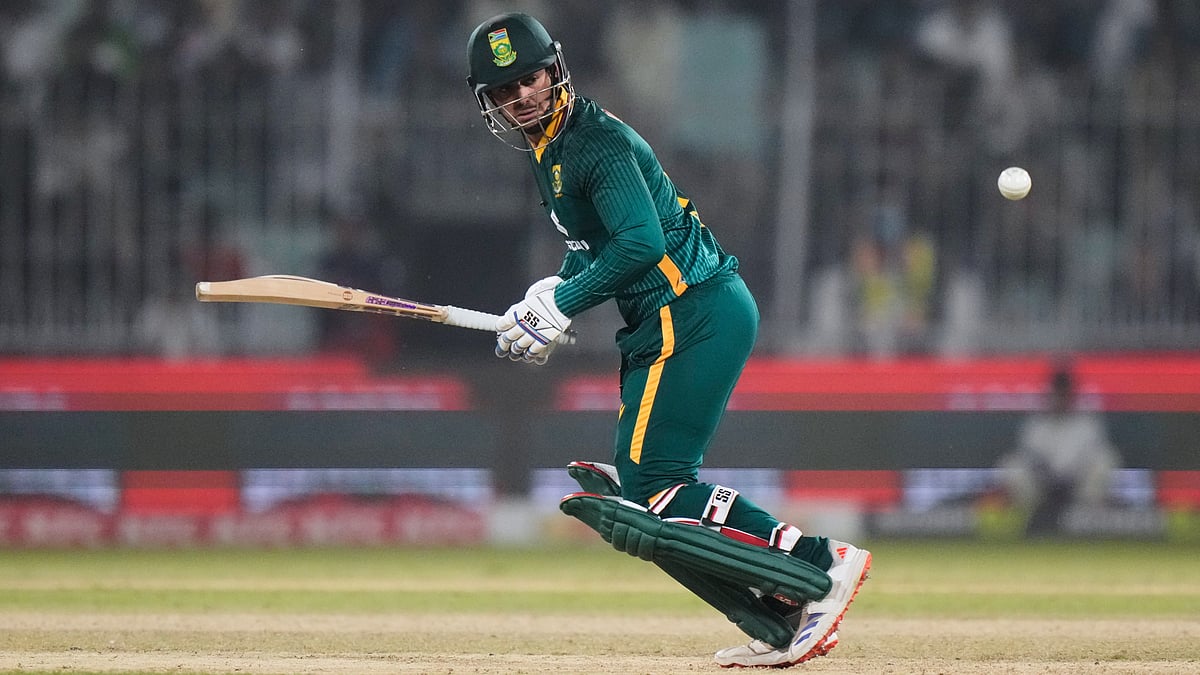 | Photo: AP/Anjum Naveed : South Africa's Quinton de Kock plays a shot during the second one day international cricket match between Pakistan and South Africa, in Faisalabad, Pakistan, Thursday, Nov. 6, 2025. 