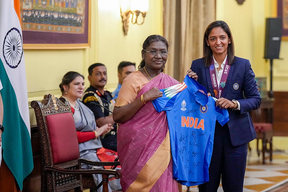 President Droupadi Murmu with womens cricket team captain Harmanpreet Kaur