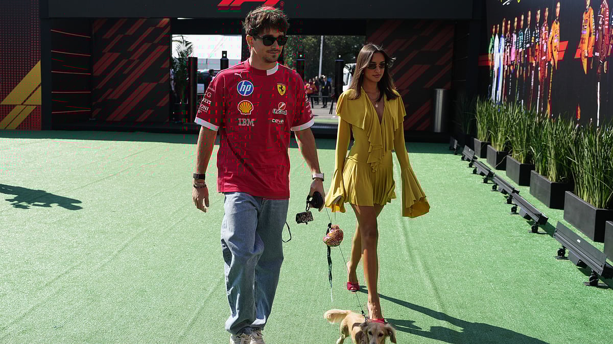 Ferrari driver Charles Leclerc of Monaco, girlfriend Alexandra Saint Mleux and their puppy Leo arrive for a practice session of the Formula One Mexico Grand Prix auto race at the Hermanos Rodriguez racetrack in Mexico City, Saturday, Oct. 25, 2025. - | Photo: AP/Moises Castillo