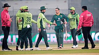 | Photo: AP/Anjum Naveed : South Africa's Quinton de Kock shakes hand with Pakistani players on the end of second one day international cricket match between Pakistan and South Africa, in Faisalabad, Pakistan, Thursday, Nov. 6, 2025. 