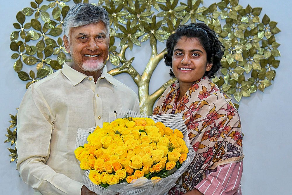 Shree Charani meets Chandrababu Naidu