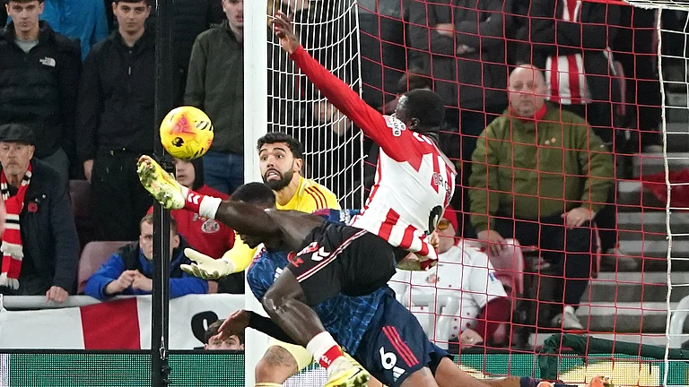Sunderland's Brian Brobbey scores their side's second goal of the game against Arsenal during the Premier League match, Saturday, Nov. 8, 2025, in, Sunderland, England. - (Owen Humphreys/PA via AP)