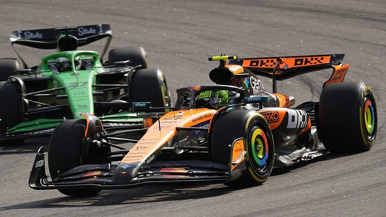Sao Paulo Grand Prix F1 Sprint Live Updates: Lando Norris leads Nico Hulkenberg during the sprint qualifying race. - Photo: AP