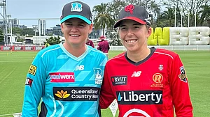 X/ WBBL : Brisbane Heat captain Jess Jonassen and Melbourne Renegades captain Georgia Wareham during the toss