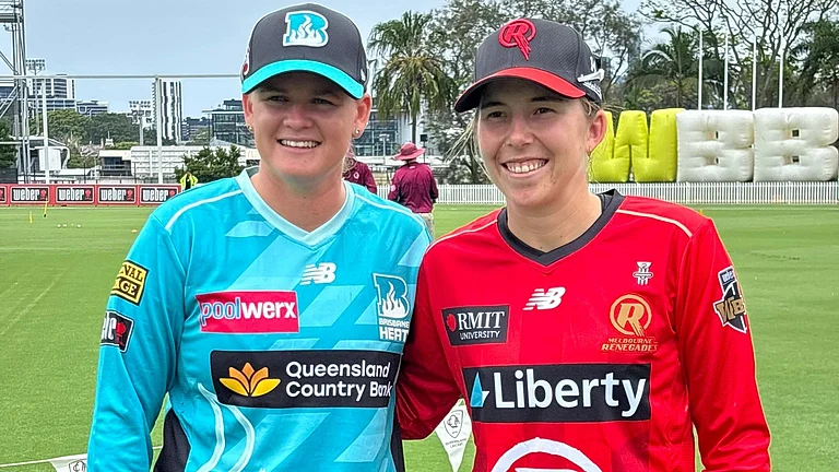 Brisbane Heat captain Jess Jonassen and Melbourne Renegades captain Georgia Wareham during the toss - X/ WBBL