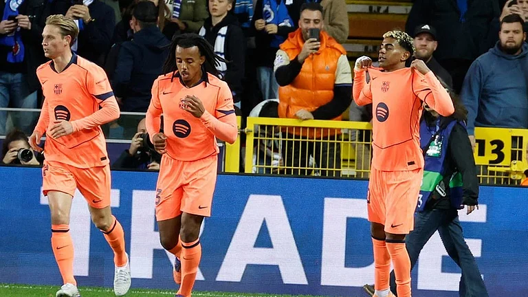 Barcelona's Lamine Yamal, right, celebrates after scoring his sides second goal during the Champions League opening phase soccer match between Club Brugge and Barcelona in Bruges, Belgium. - | Photo: AP/Geert Vanden Wijngaert