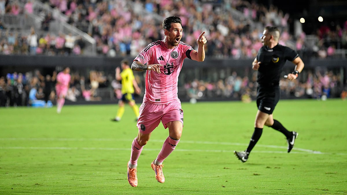 Inter Miami forward Lionel Messi, left, points to teammate Mateo Silvetti (not shown) after scoring during the first half of Game 3 in the first round of MLS soccer's Western Conference playoffs against Nashville SC in Fort Lauderdale, Fla., Nov. 8, 2025.  - | Photo: AP/Michael Laughlin