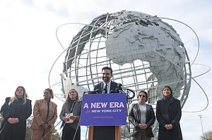 HEATHER KHALIFA : New York City mayor-elect Zohran Mamdani, center, speaks in front of the Unisphere alongside his transition team, from left, Elana Leopold, Melanie Hartzog, Maria Torres-Springer, Grace Bonilla, and Lina Khan, in the Queens borough of New York, Wednesday, Nov. 5, 2025