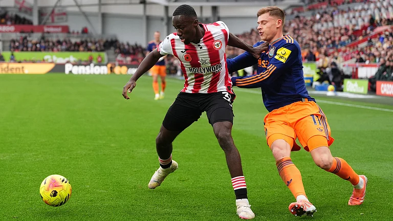 Brentford's Michael Kayode and Newcastle United's Harvey Barnes battle for the ball during the English Premier League match on Sunday, November 9, 2025. - | Photo: PA/Adam Davy via AP