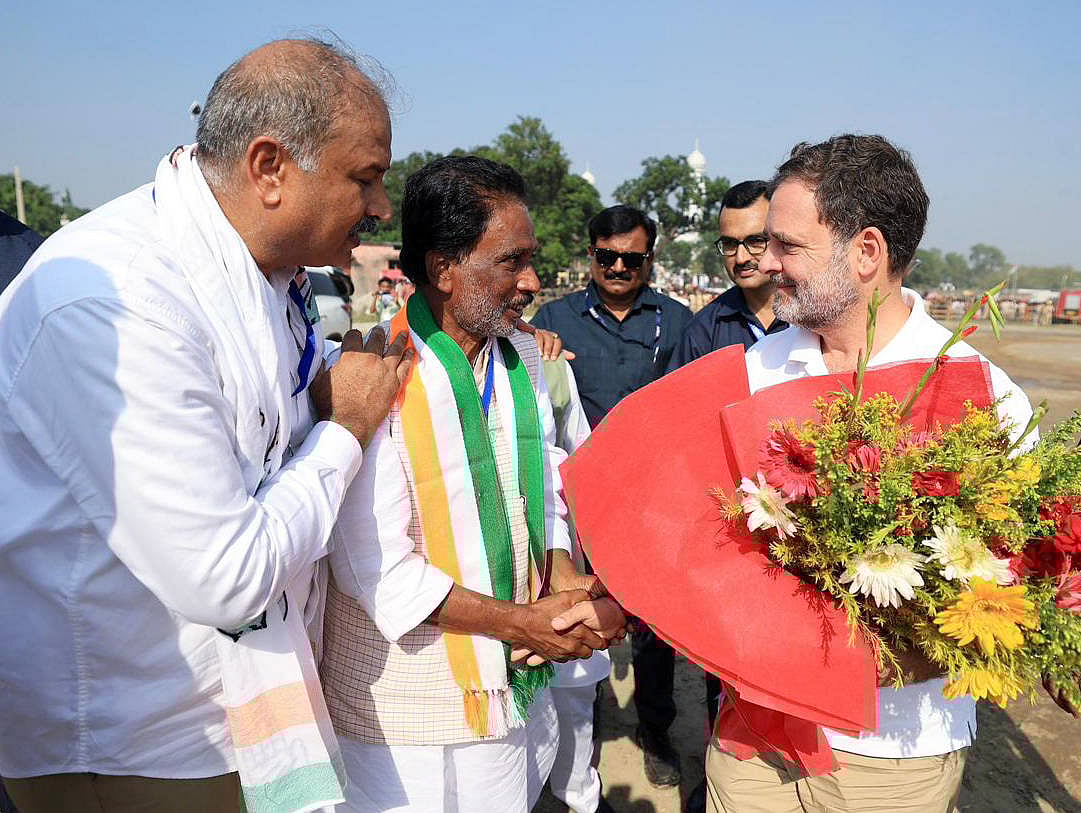  IMAGO / ANI News :  Lok Sabha Leader of Opposition Rahul Gandhi being welcomed by Congress workers on his arrival to address a public meeting for the second and final phase of the Bihar assembly election, at Bahadurganj in Kishanganj on Sunday