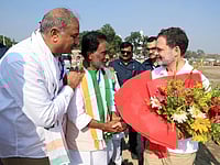  IMAGO / ANI News :  Lok Sabha Leader of Opposition Rahul Gandhi being welcomed by Congress workers on his arrival to address a public meeting for the second and final phase of the Bihar assembly election, at Bahadurganj in Kishanganj on Sunday