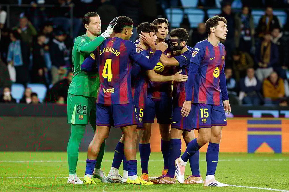 Barcelona players celebrate at the end of the Spanish La Liga soccer match between Celta Vigo and Barcelona in Vigo, Spain. - | Photo: AP/Lalo R. Villar
