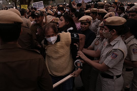 Chilli Spray at Air Pollution Protest Near India Gate Leaves Police Injured