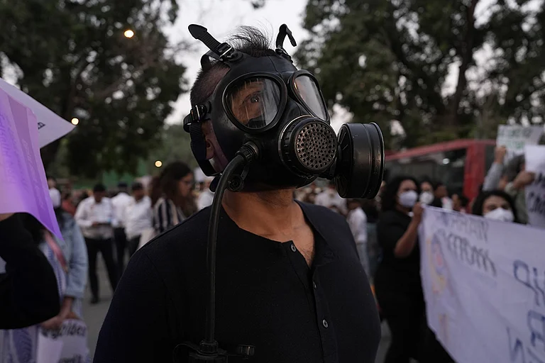 People seen staging a protest against air pollution near India Gate, in New Delhi - | Photo: Tribhuvan Tiwari/Outlook