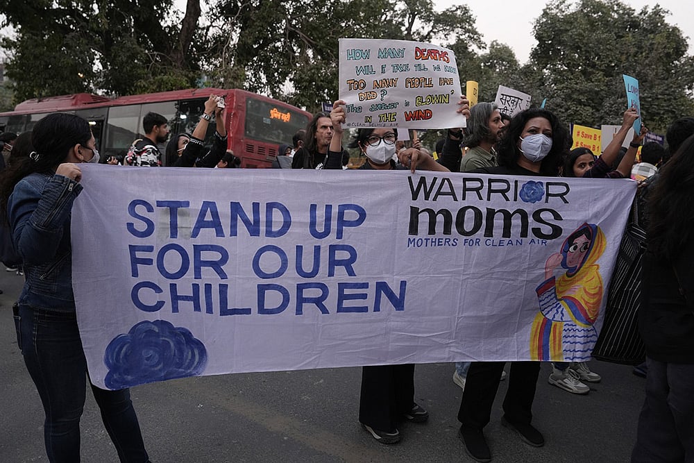 Hundreds protest in New Delhi over worsening air pollution in Delhi