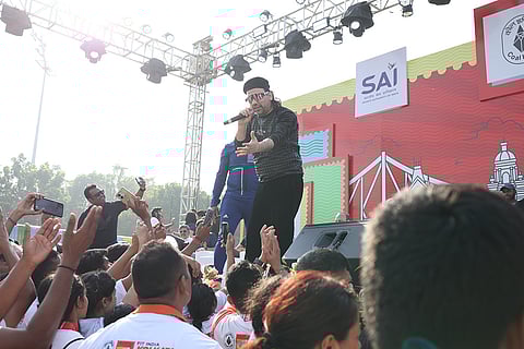 Singer Shadab Faridi performs during the Kolkata Cyclothon 2025.