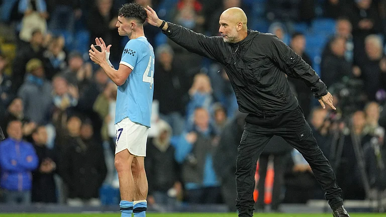 Manchester City's head coach Pep Guardiola celebrates with Phil Foden at the end of the English Premier League match against Liverpool on Sunday, November 9, 2025 - | Photo: AP/Jon Super