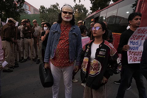 Residents of Delhi protest at India Gate, demanding that the government formulate policies to curb air pollution in the NCR.