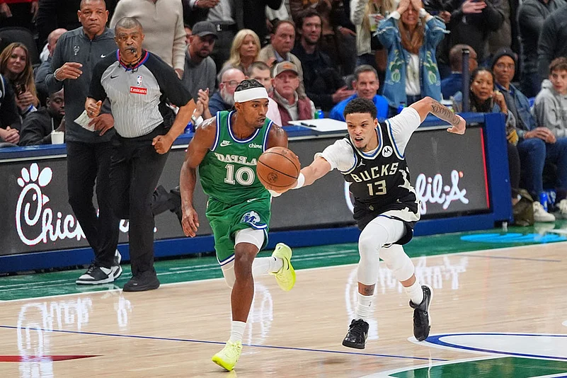 Giannis Antetokounmpo in action against the Dallas Mavericks