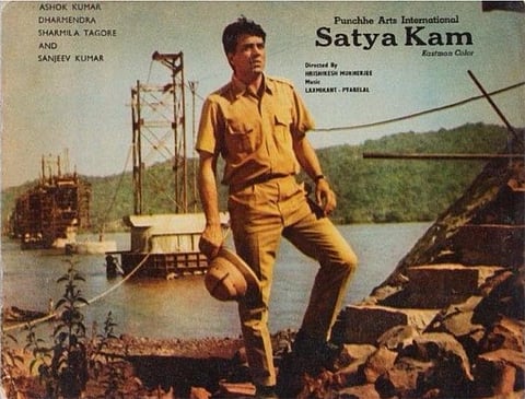 Satyakam (1969): Dharmendra as Satyapriya in Satyakam (1969) embodied an idealist crushed under a corrupt world and awakened the conscience of a generation.