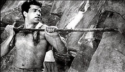 In Phool Aur Patthar (1966), Dharmendra’s portrayal of Shakti was where masculine strength met vulnerability. 