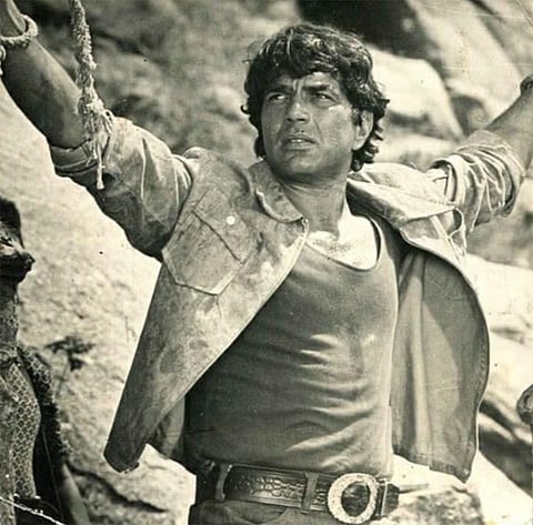 Sholay (1975):
“Basanti, in kutton ke saamne mat naachna!” – The witty daredevil with a heart of gold, Dharmendra’s Veeru redefined bromance and bravery. 