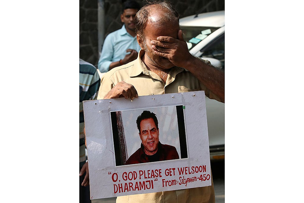 12/11/2025 10:55 AM
Entertainment
Dharmendras fan gets emotional