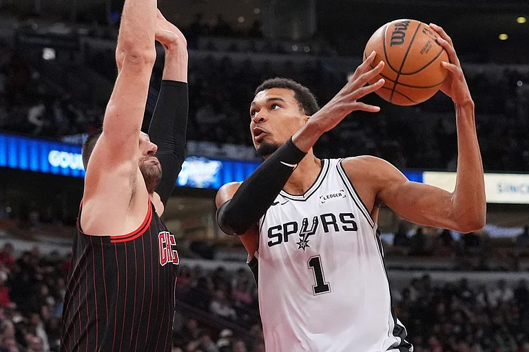 San Antonio Spurs forward Victor Wembanyama, right, drives to the basket against Chicago Bulls center Nikola Vucevic, left, during the second half of an NBA basketball game in Chicago. - | Photo: AP/Nam Y. Huh