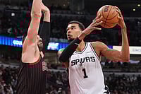 Chicago Bulls 117-121 San Antonio Spurs, NBA 2025-26: Wembanyama Inks History | Photo: AP/Nam Y. Huh : San Antonio Spurs forward Victor Wembanyama, right, drives to the basket against Chicago Bulls center Nikola Vucevic, left, during the second half of an NBA basketball game in Chicago.