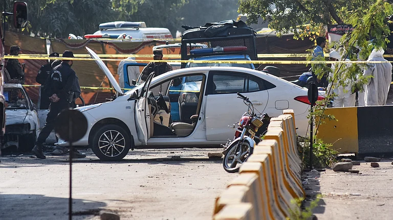 Pakistan's investigators examine the site following a suicide bombing outside the gates of a district court, in Islamabad on Tuesday, November 11, 2025. - | Photo: AP/W.K. Yousufzai