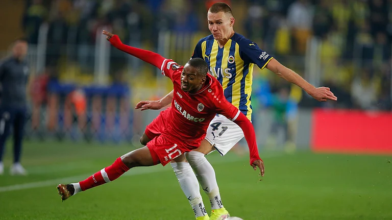 Royal Antwerp's Michel-Ange Balikwisha tussles for a ball with Fenerbahce's Attila Szalai during the Europa League group D match at the Sukru Saracoglu stadium in Istanbul on October 21, 2021. - | Photo: AP