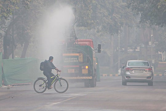 Delhi Faces Severe Air Pollution and Cold Wave: AQI Hits 400, Temperature Drops to 11°C