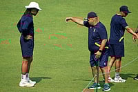 India Vs South Africa, 1st Test: Proteas Hit The Nets At Eden Gardens | Photo: AP/Bikas Das : Head coach Shukri Conrad, second right, instructs Tony de Zorzi, left, during the practice session ahead of the first test match between India and South Africa, in Kolkata.