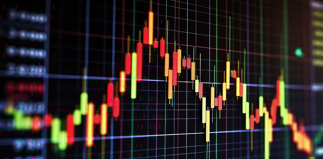 디지털 화면에 주식 시장 데이터를 보여주는 캔들스틱 차트