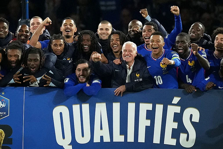 Players on the French national team celebrate after wining a World Cup 2026 group D qualifying soccer match against Ukraine in Paris. - | Photo: AP/Christophe Ena