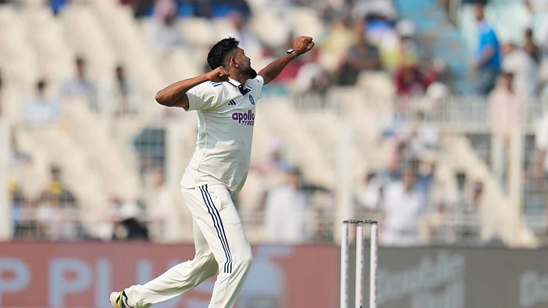 India Vs South Africa Live Score, 1st Test Match Day 1: India's Mohammed Siraj celebrates the dismissal of South Africa's Kyle Verreynne on the first day of the first cricket test match between India and South Africa in Kolkata, India, Friday, Nov. 14, 2025. - (AP Photo/Aijaz Rahi)