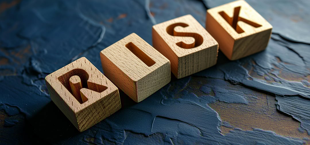 파란색 질감의 배경에 RISK라는 단어가 적힌 나무 블록