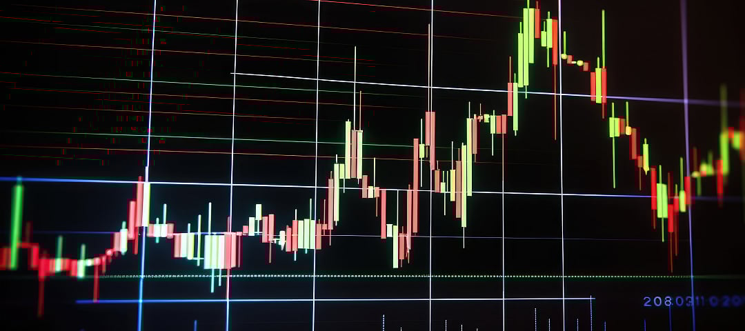 디지털 화면에 주식 시장 데이터를 보여주는 캔들스틱 차트