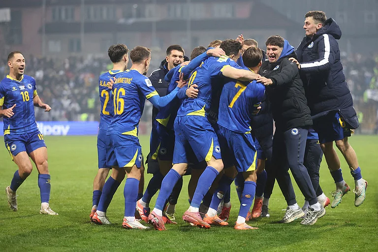 Bosnia's Haris Tabakovic, centre, celebrates with teammates after scoring his side's third goal during the 2026 World Cup Group H qualifier soccer match between Bosnia and Romania in Zenica, Bosnia and Herzegovina. - | Photo: AP/Armin Durgut