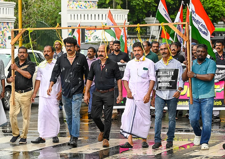 Thiruvananthapuram: Kerala government employees under the banner of the Secretariat Action Council stage a protest outside the Election Commission office over the alleged stress-induced suicide of a Booth Level Officer involved in the Special Intensive Revision (SIR), in Thiruvananthapuram, Kerala, Monday, Nov. 17, 2025. - S.Gopakumar